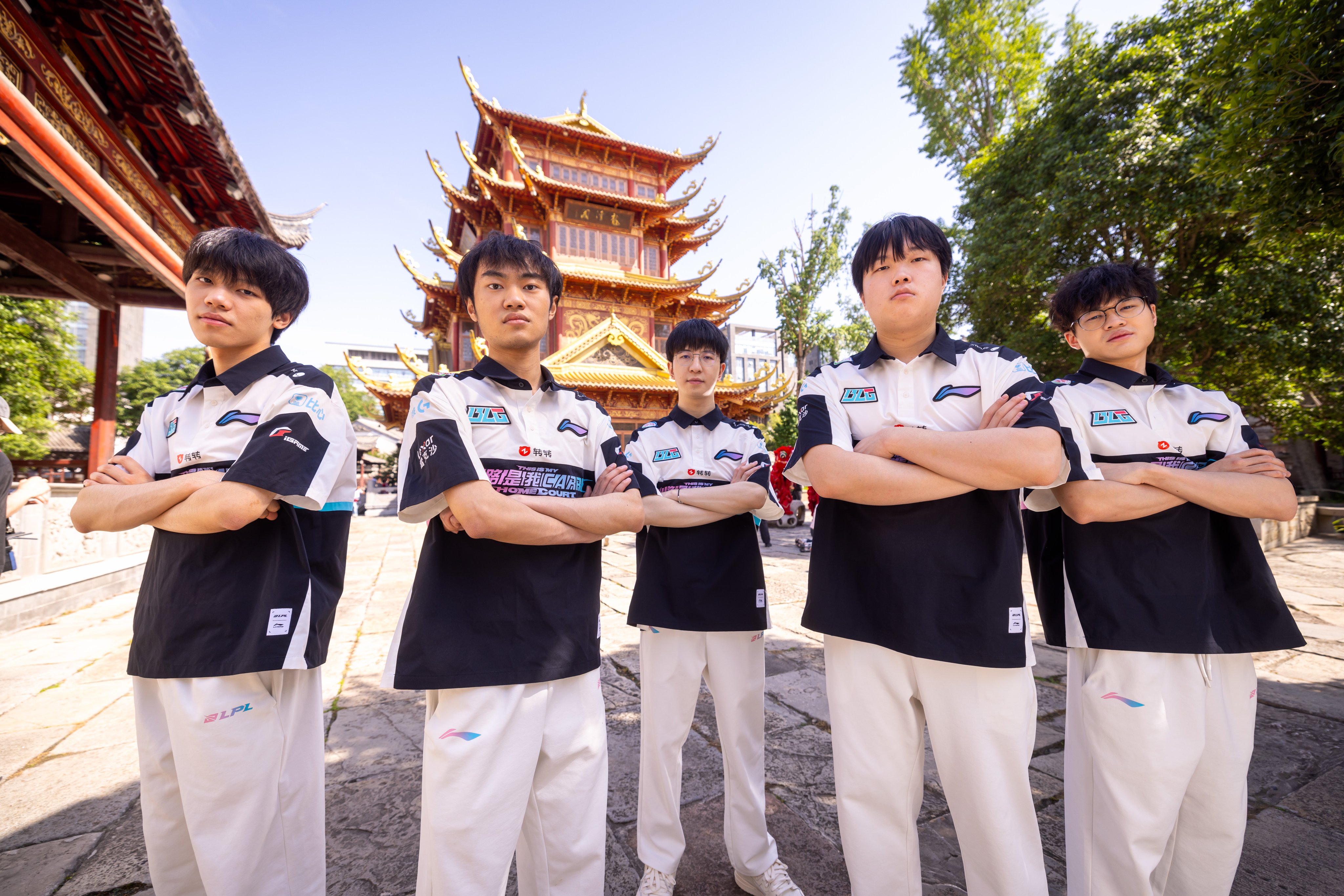 开云-包含PSG翻盘GEN，Oner拿下关键大龙宿敌对决小组赛，点燃全场激情的词条