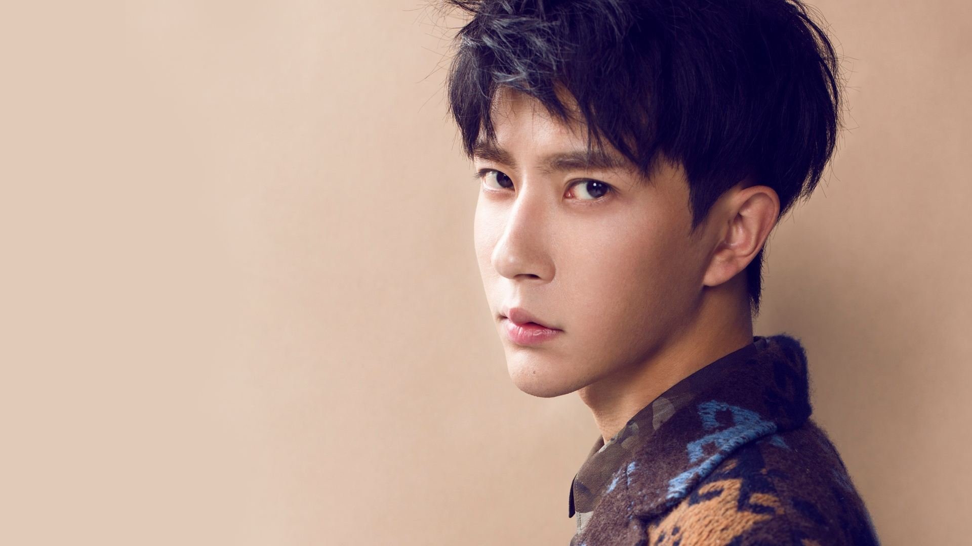 德甲争冠白热化,加拿大击败厄瓜多尔,足球世界的双重激情与战略较量